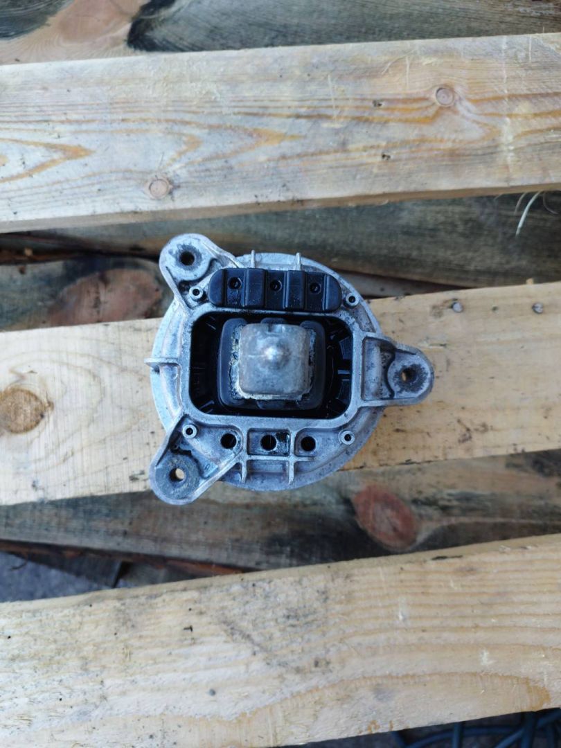 подушка крепления двигателя BMW 2010, 3.0 л., 6777375 - фото №1