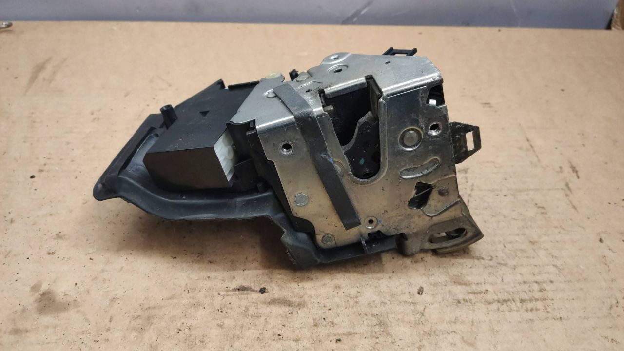 замок двери передней левой BMW 5 серия E39 2000 - фото №1