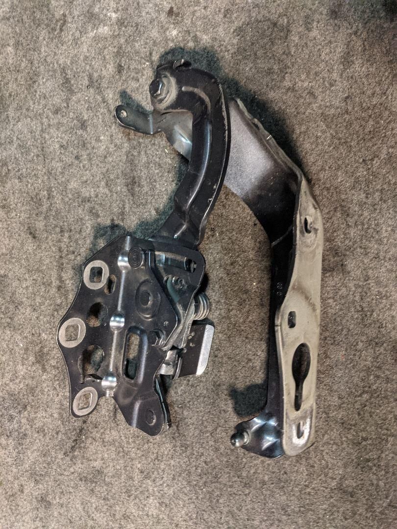 петля капота правая Mercedes-Benz C-Класс W205/S205/C205 2015, 2.0 л., M 274.920, бензин, АКПП, седан, правый руль, 2058800928, A2058800928 - фото №1