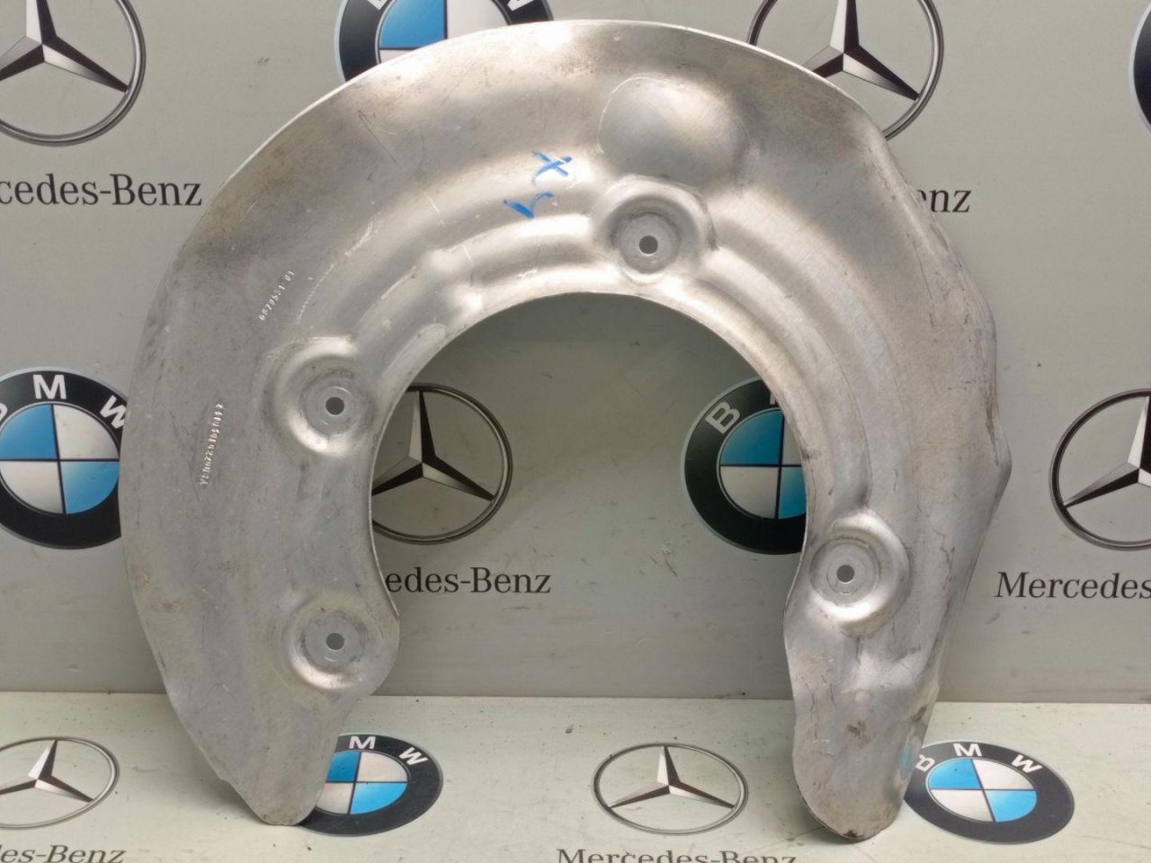 защитный кожух тормозного механизма BMW 2024, 6870531 - фото №1