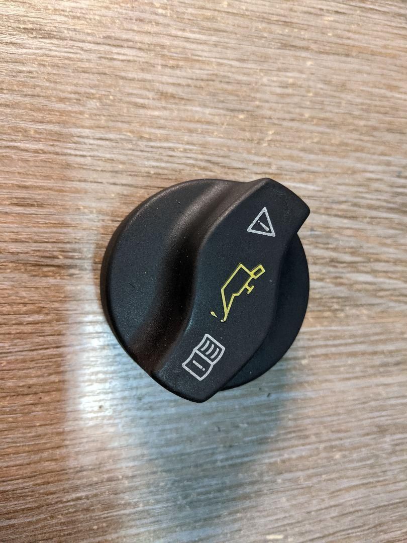 пробка маслозаливная Mercedes-Benz E-Класс W212/S212/C207/A207 2011, 1.8 л., M 271.860, бензин, АКПП, седан, 0000101585, A0000101585 - фото №1