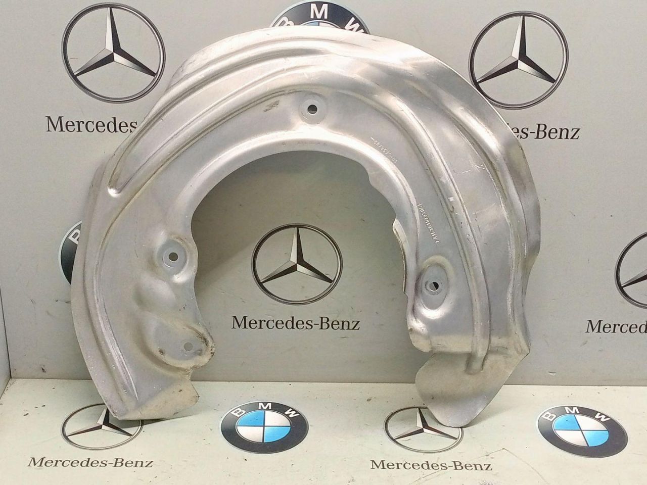 защитный кожух тормозного механизма BMW 2024, 6870530 - фото №1