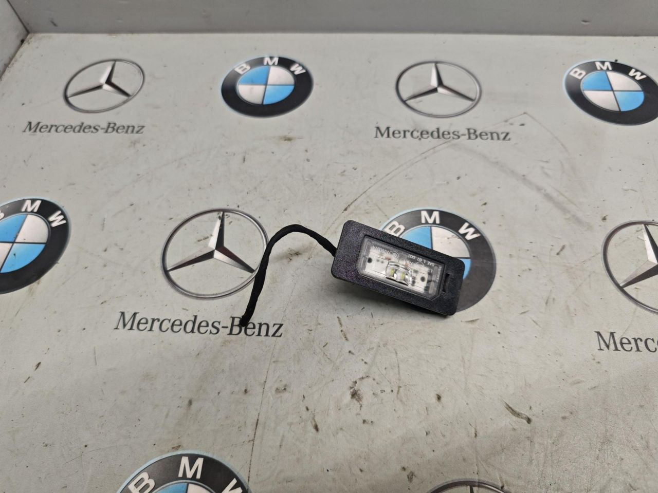 подсветка номера BMW 2 серия Active Tourer F45 2015, 1.5 л., B38 A15 A, бензин, 7193293 - фото №1