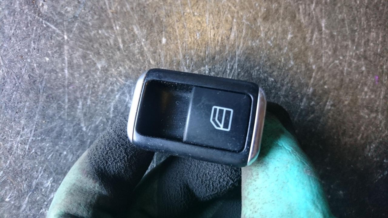 кнопка стеклоподъемника двери задней левой Mercedes-Benz M-Класс W166 2015, 3.0 л., OM 642.826, дизель, АКПП, cthsq, внедорожник 5 дв., A2049058102 - фото №1
