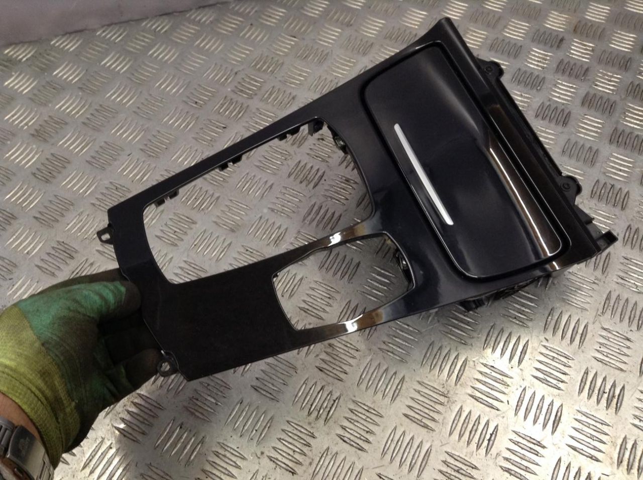 Декоративная накладка центральной консоли BMW 2012, 3.0 л., N55 B30 A, бензин, АКПП, хетчбэк 5 дв. - фото №1