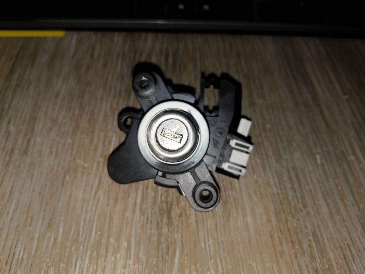 Личинка замка крышки багажника BMW 5 серия E60/E61 2007, 3.0 л., N54 B30 A, бензин, АКПП, белый, седан, задний привод, 8241088 - фото №1