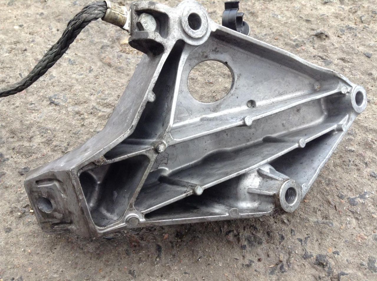 кронштейн двигателя BMW 3 серия E90/E91/E92/E93 2007, 2.0 л., N47 D20 A, дизель, АКПП, универсал, 6775041 - фото №1