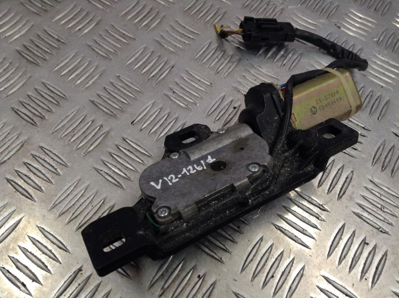 активатор замка багажника BMW 7 серия E65/E66/E67 2002, 4.4 л., бензин, АКПП, седан, 7014872 - фото №1