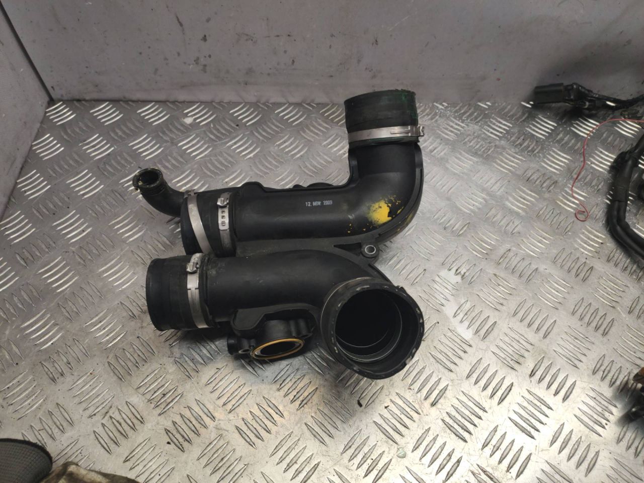 патрубок интеркулера BMW X5 M E70 2010, 4.4 л., S63 B44 A, бензин, правый руль, 7589643 - фото №1