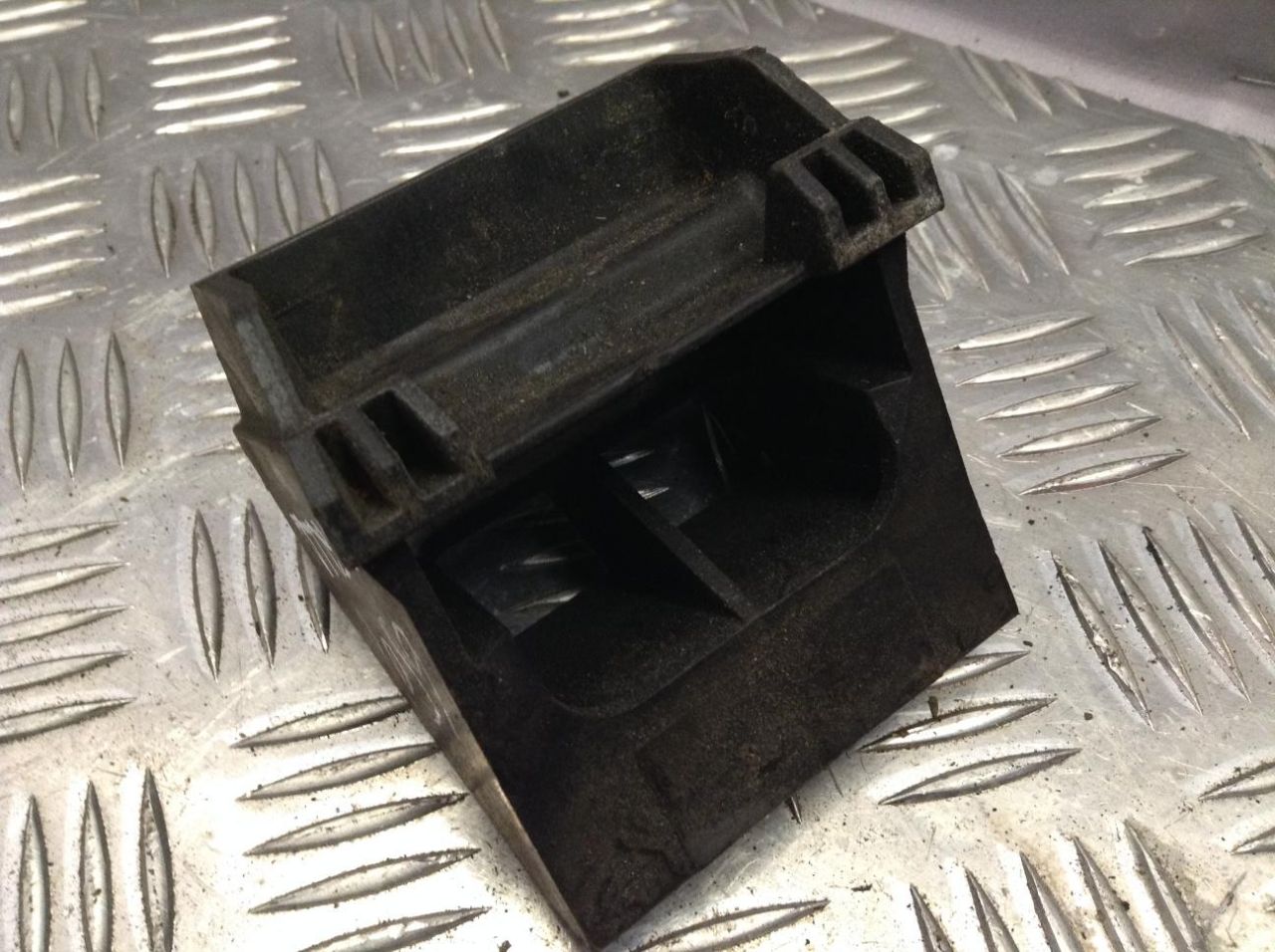 кронштейн радиатора BMW 5 серия E60/E61 2006, 2.2 л., бензин, АКПП, седан, 7542517 - фото №1