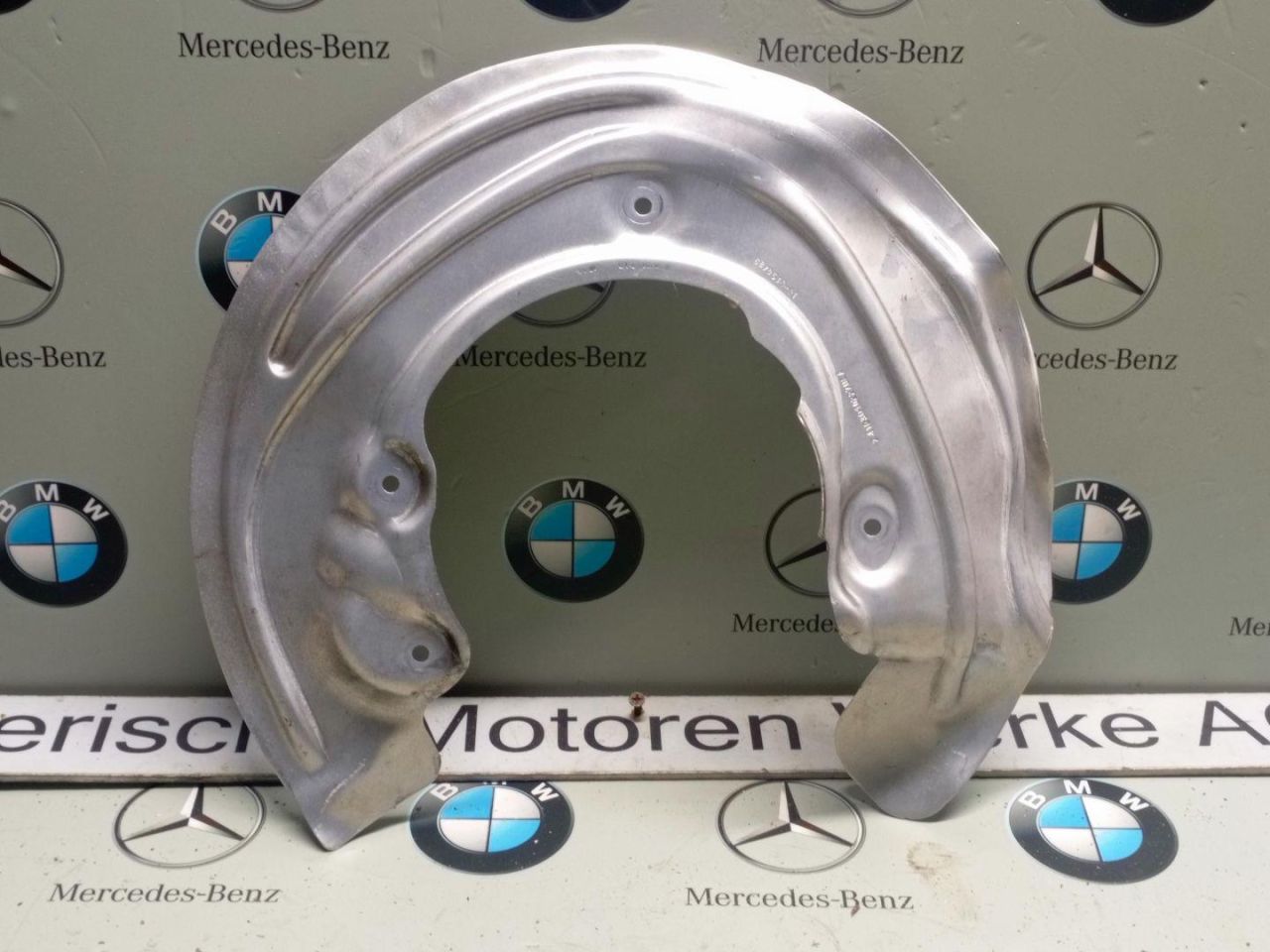 защитный кожух тормозного механизма BMW 2023, 2.0 л., бензин, 416, 6870530 - фото №1