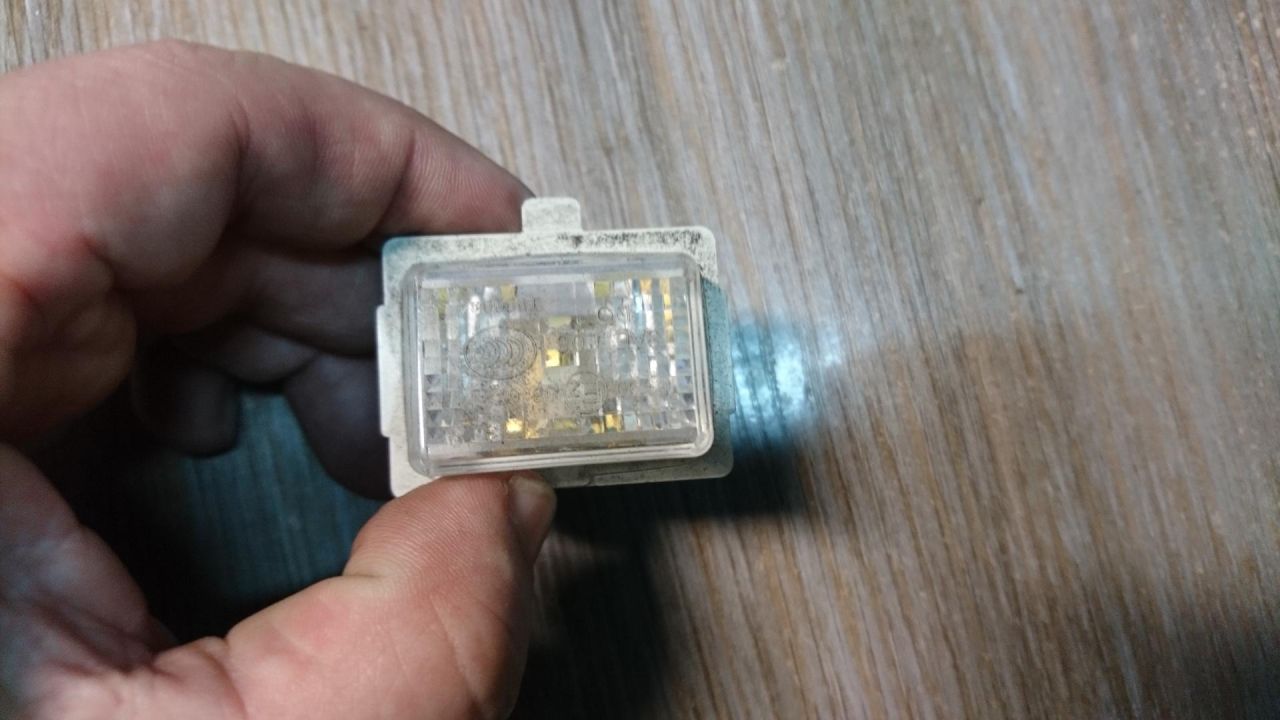 подсветка номера Mercedes-Benz C-Класс W205/S205/C205 2015, 2.0 л., M 274.920, бензин, АКПП, седан, A2218200856 - фото №1