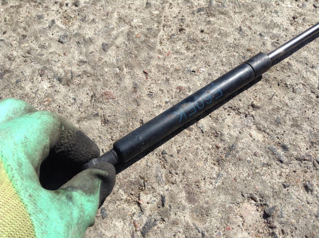 амортизатор капота BMW 5 серия E60/E61 2005, 3.0 л., дизель, АКПП, седан - фото №1