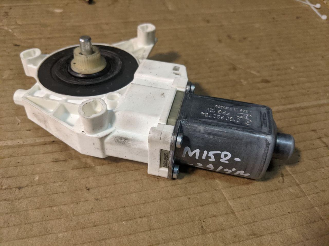 моторчик стеклоподъемника передний левый Mercedes-Benz M-Класс W166 2012, 2.1 л., OM 651.960, дизель, АКПП, мокрый асфальт, внедорожник 5 дв., 1669060201, A1669060201, 0130822754 - фото №1