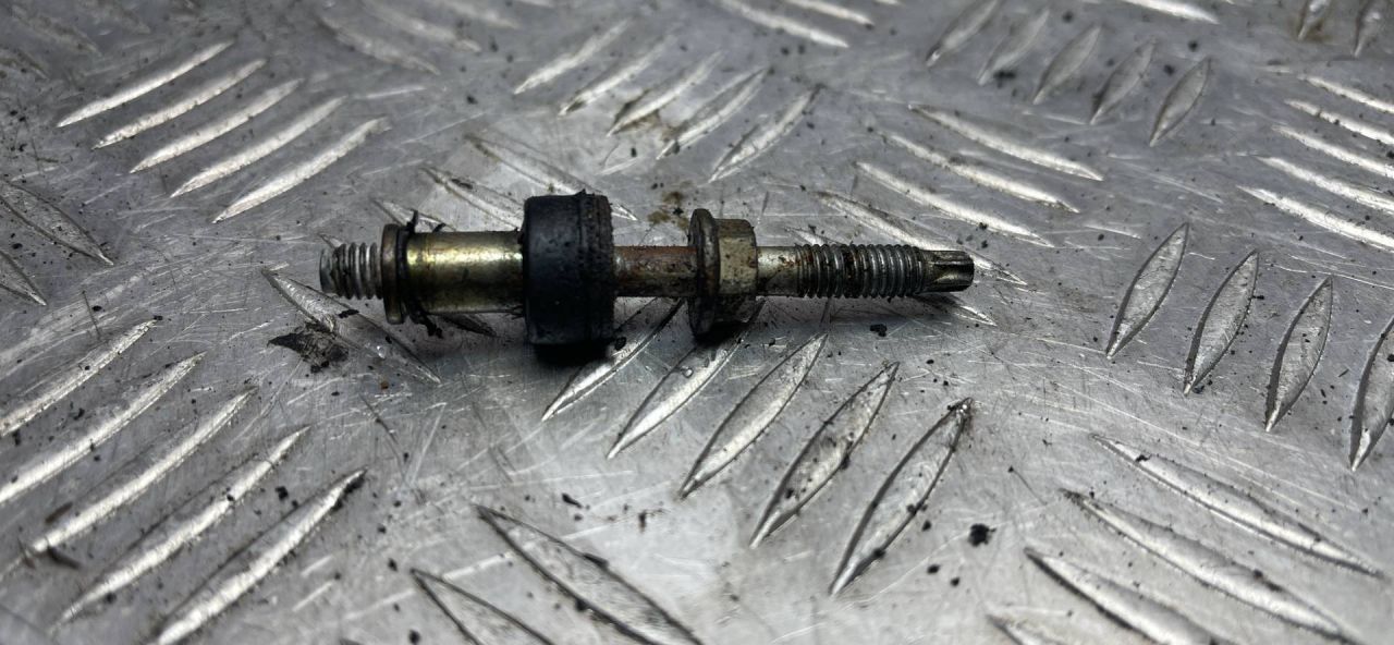 болт двигателя BMW 3 серия E90/E91/E92/E93 2007, 3.0 л., дизель, полный привод - фото №1