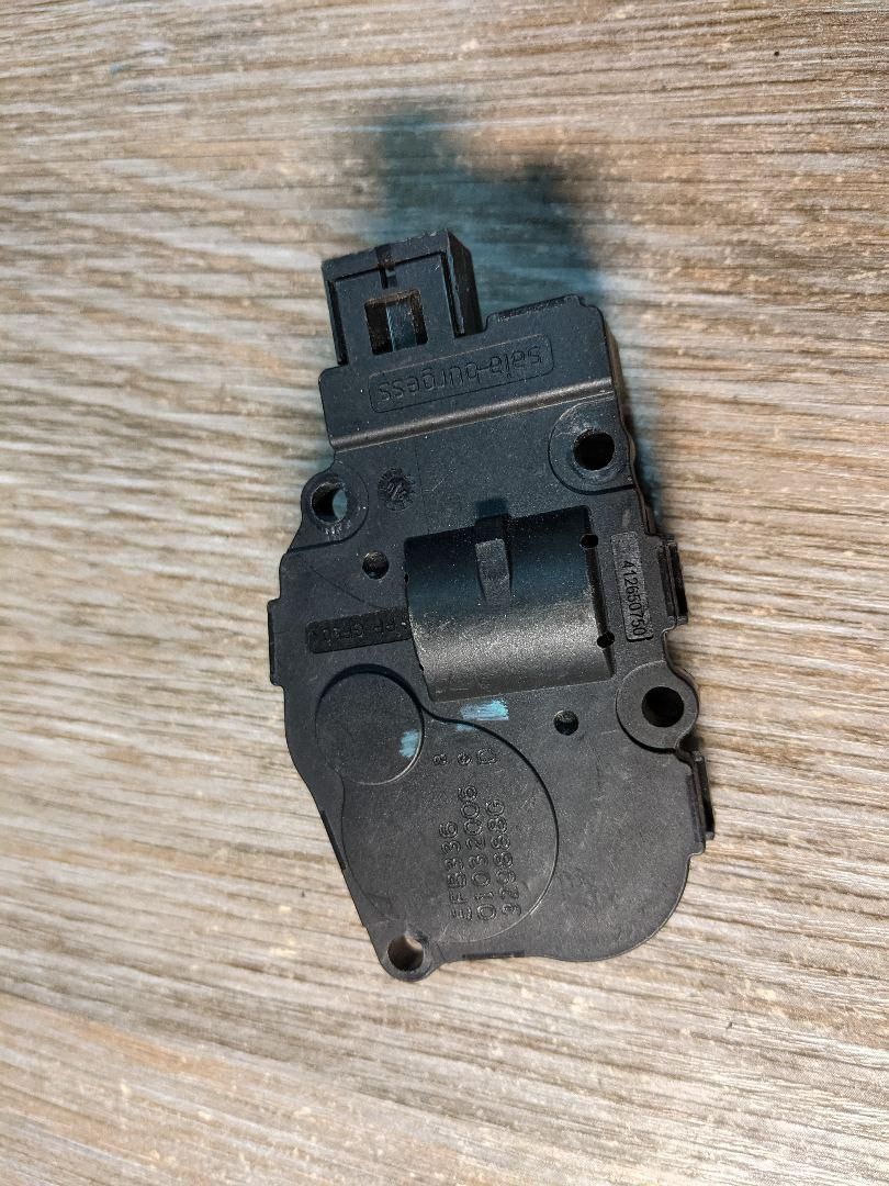 моторчик заслонки печки Mercedes-Benz M-Класс W164 2006, 3.5 л., M 272.967, бензин, АКПП, внедорожник 5 дв., правый руль, 929888G, EFB336 - фото №1