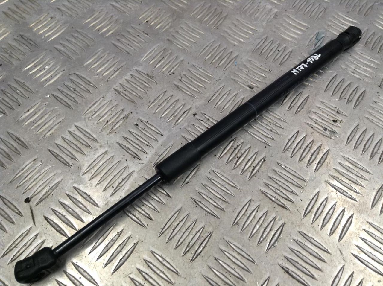 амортизатор капота BMW X6 F16 2017, 3.0 л., N57 D30 B, дизель, АКПП, внедорожник 5 дв. - фото №1