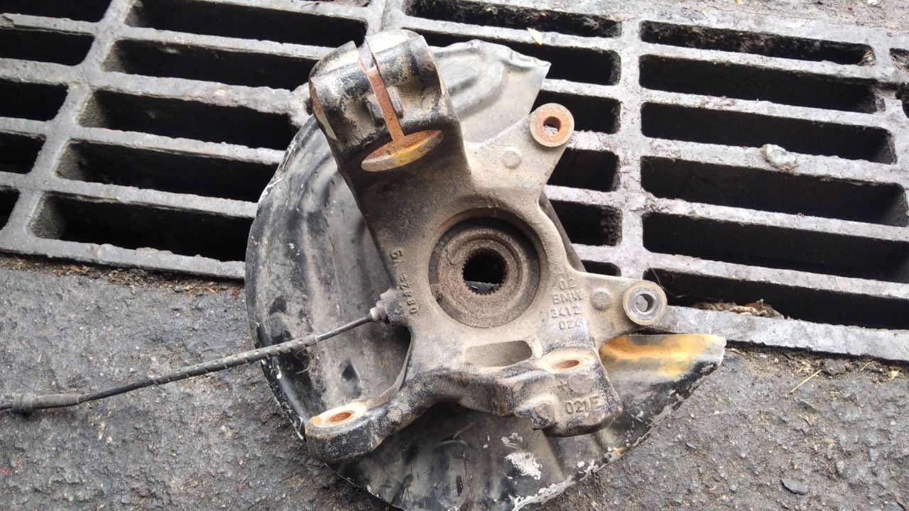 кулак поворотный правый BMW 5 серия E60/E61 2007, полный привод - фото №1