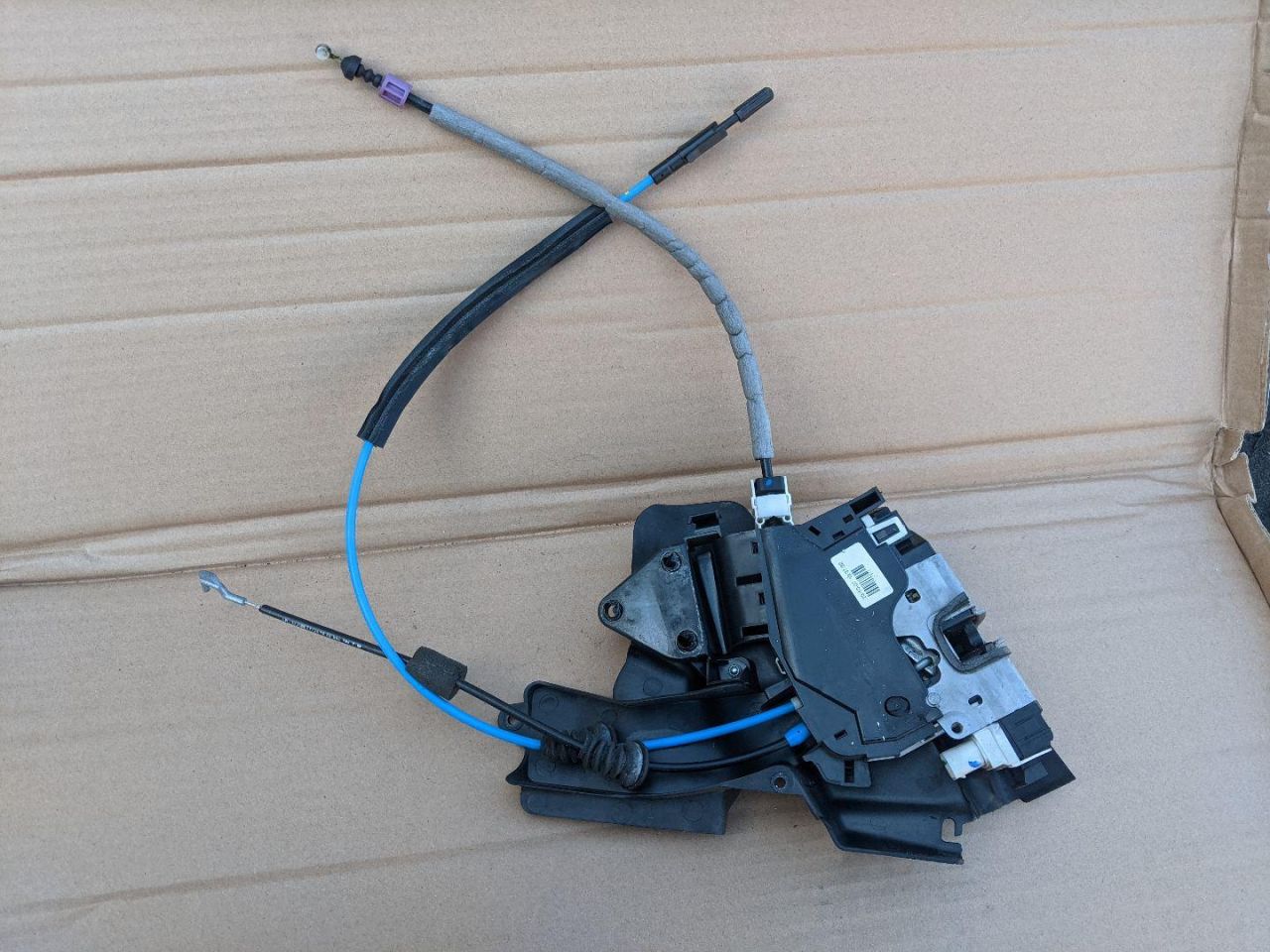 замок двери задней левой Mercedes-Benz C-Класс W204/S204 2008, 2.1 л., дизель, МКПП, серебро, седан, 2047301135, A2047301135 - фото №1