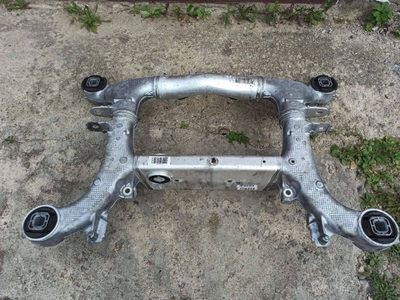 балка подвески задняя BMW 2010, 3.5 л., бензин, 6799103 - фото №1