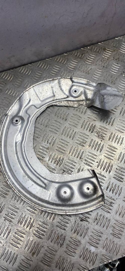 защитный кожух тормозного механизма BMW 5 серия G30/G31 2018, 2.0 л., B48 B20 A, бензин, задний привод, правый руль, 6861797 - фото №1