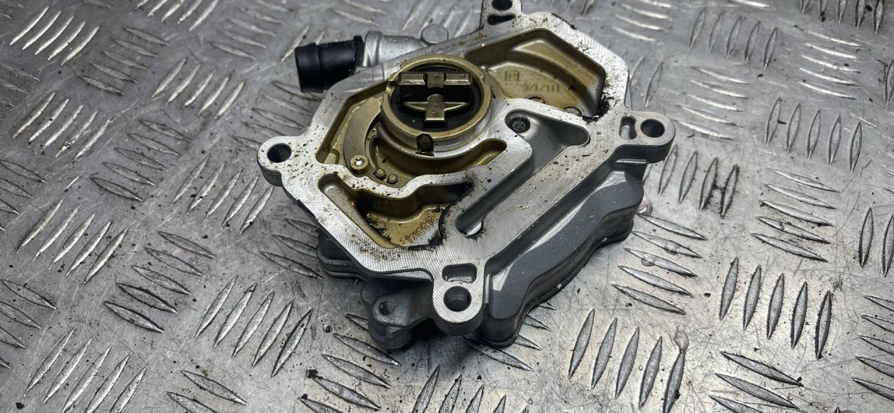 насос вакуумный Mercedes-Benz C-Класс W205/S205/C205 2016, 2.0 л., M 274.920, бензин, задний привод, A2701800901 - фото №1