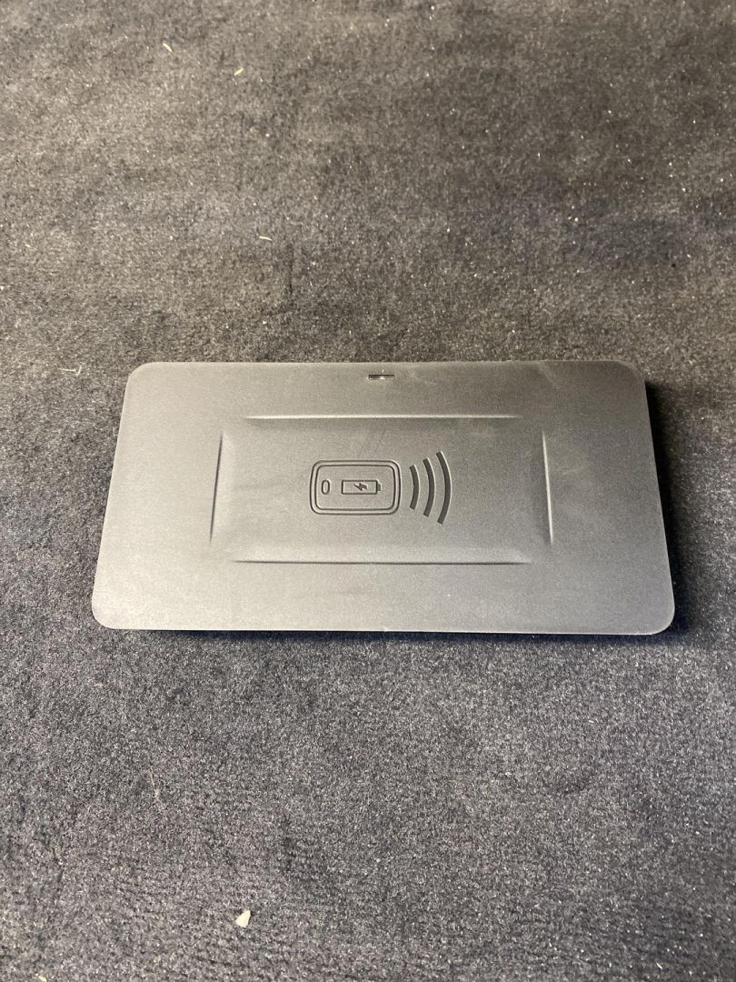 Беспроводное зарядное устройство BMW 2024, 2.0 л., бензин, 5A82C19 - фото №1