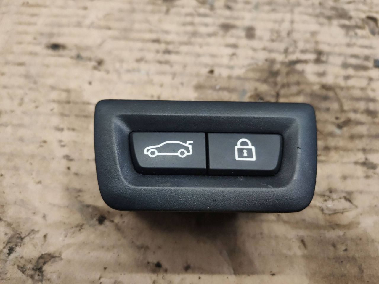 кнопка открытия багажника BMW 7 серия F01/F02 2011, 4.4 л., N63 B44 A, бензин, АКПП, черный, 9162645 - фото №1