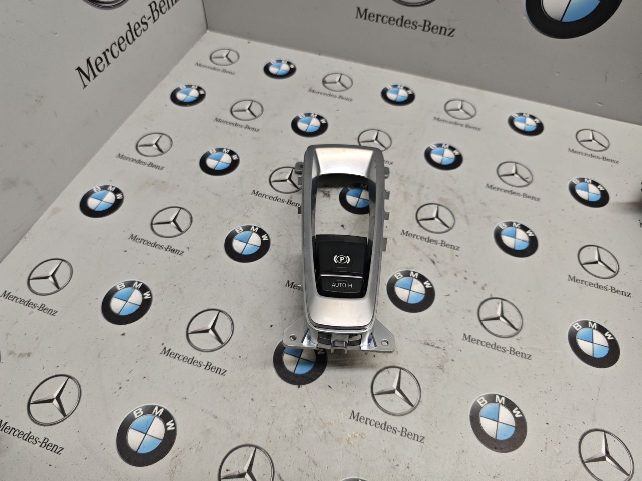 кнопка ручного тормоза (ручника) BMW X5 F15 2017, 3.0 л., N55 B30 A, бензин, АКПП, 6822520 - фото №1