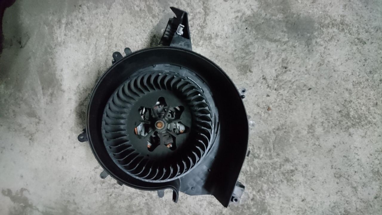 моторчик печки BMW 2008, 2.0 л., N43 B20 A, бензин, АКПП, синий, хетчбэк 5 дв., 64116933664 - фото №1