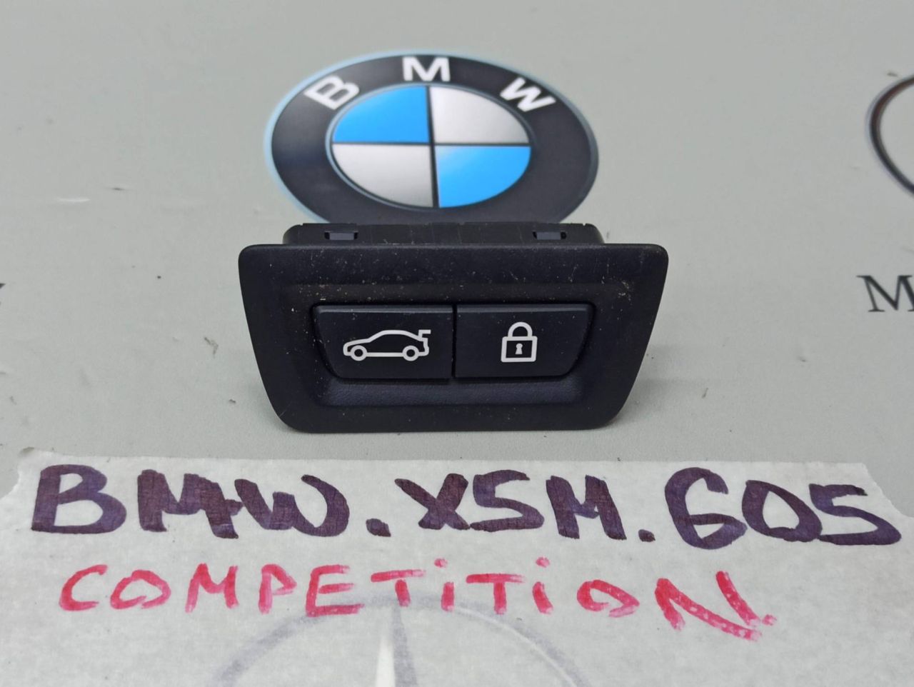 кнопка открытия багажника BMW X5 M F95 2021, 4.4 л., бензин, полный привод, 9275121 - фото №1