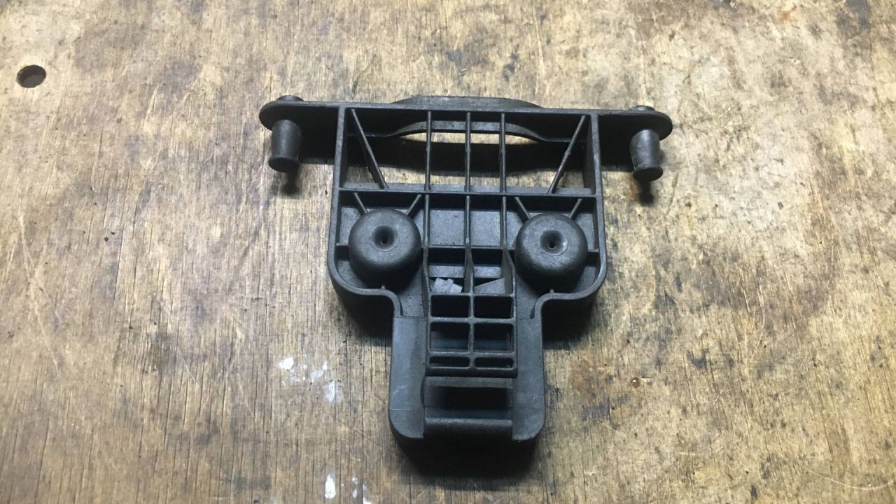 кронштейн (крепление) BMW 5 серия E60/E61 2007, 2.0 л., седан, MF113600 - фото №1