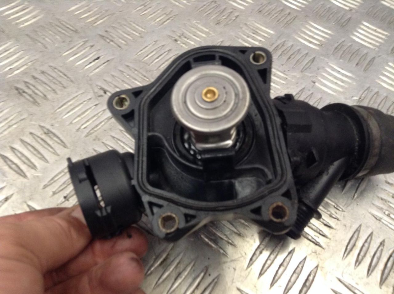 корпус термостата BMW 5 серия E60/E61 2006, 3.0 л., АКПП, седан, 7785052, 7785053 - фото №1