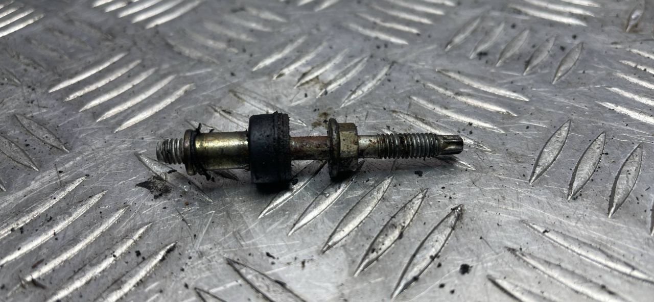 болт двигателя BMW 3 серия E90/E91/E92/E93 2007, 3.0 л., дизель, полный привод - фото №1