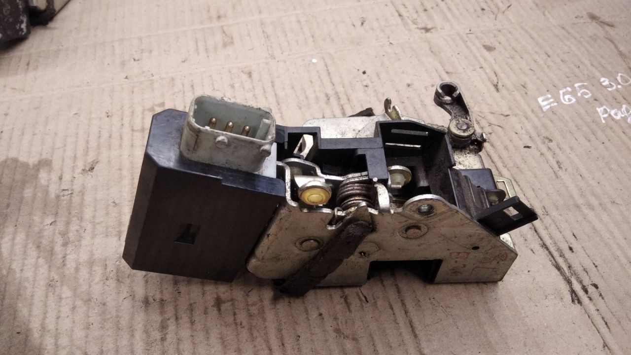 замок двери задней левой BMW 5 серия E39 1998, 2.0 л., бензин - фото №1