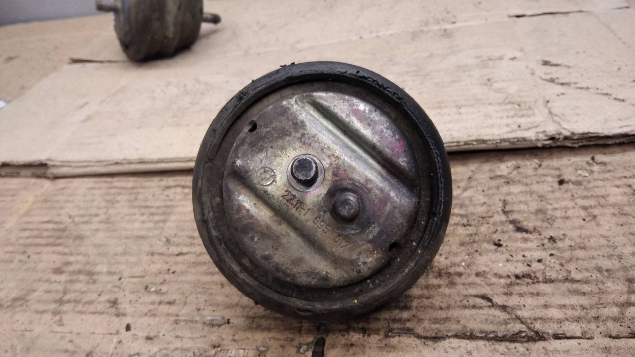 подушка крепления двигателя BMW 5 серия E39 2000, 2.5 л., бензин, 1097252, 1097267 - фото №1