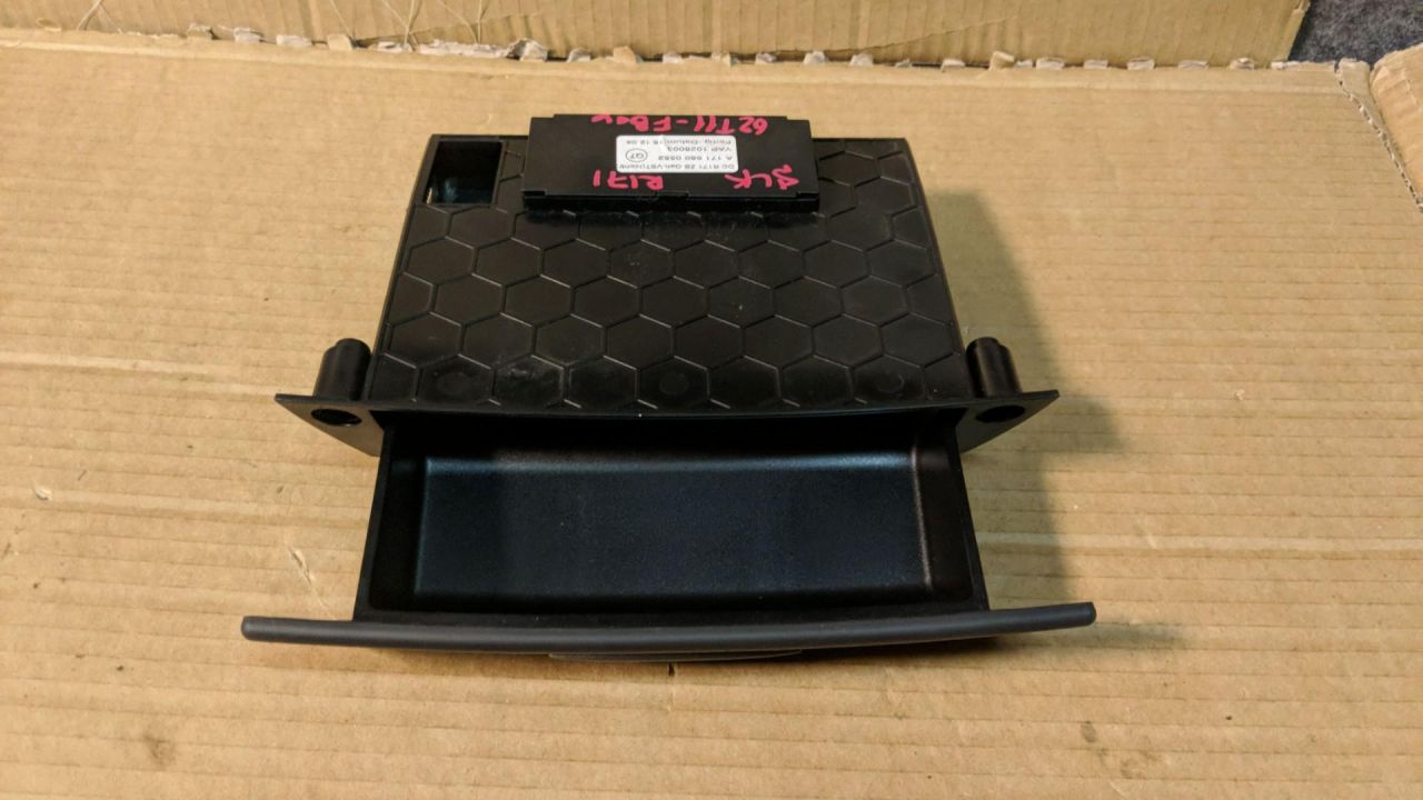 вещевой ящик центральной консоли Mercedes-Benz SLK-Класс R171 2006, 3.5 л., M 272.963, бензин, АКПП, серебристый, кабриолет, 1716800552, A1716800552 - фото №1