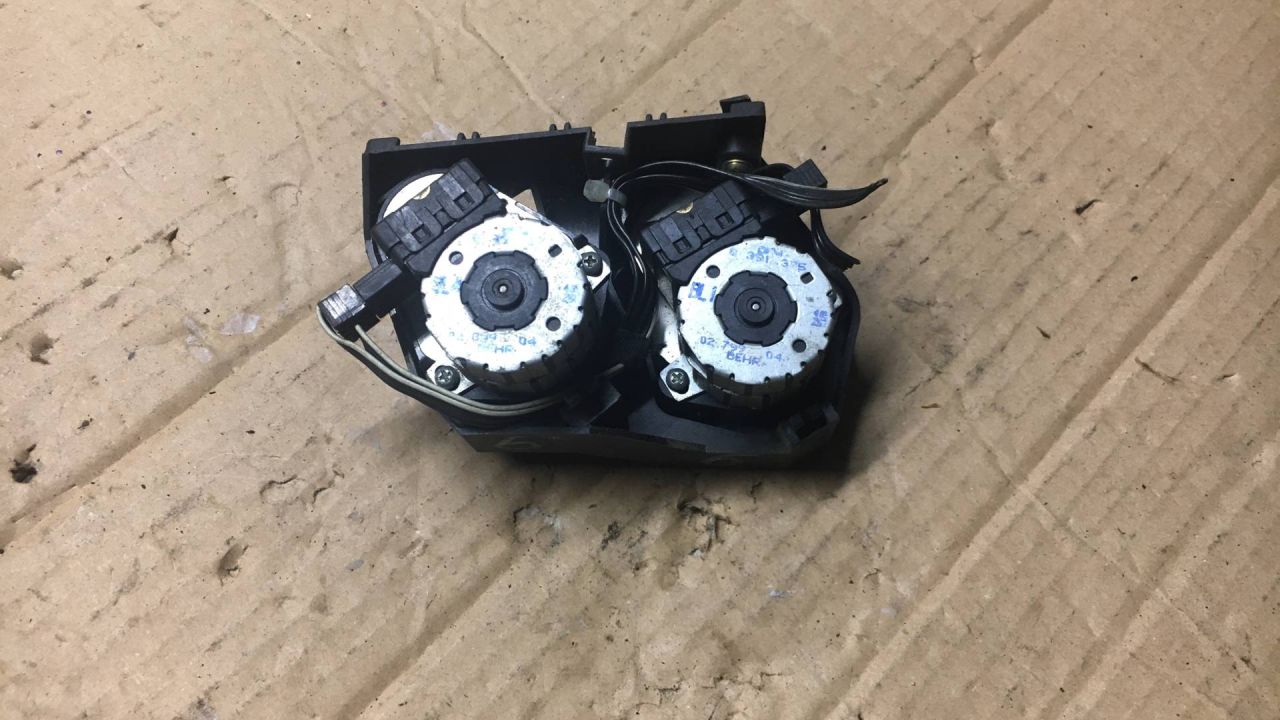 моторчик заслонки печки BMW 7 серия E38 1998, 8391375 - фото №1