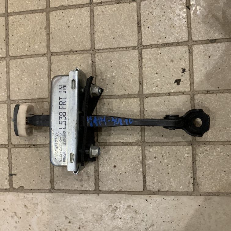 ограничитель открывания двери Land Rover Range Rover Evoque L538 2012, 2.2 л., 224DT, дизель, АКПП, внедорожник 5 дв., BJ3223552 - фото №1