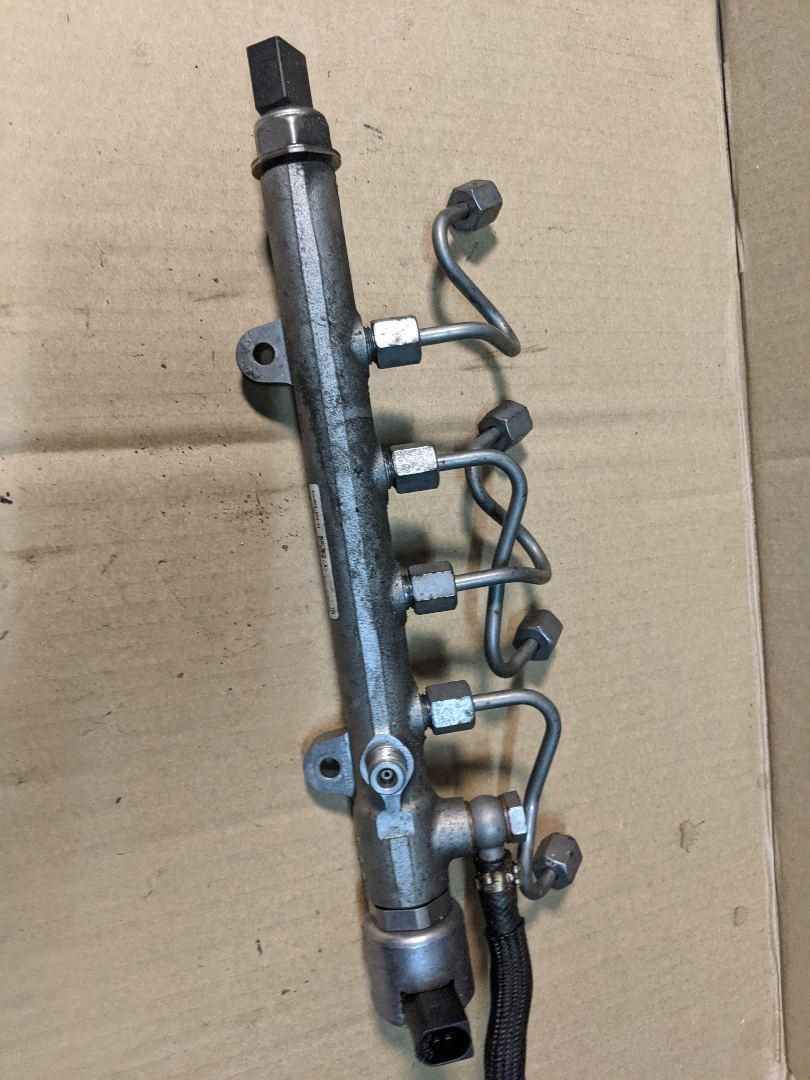 топливная рампа Mercedes-Benz 2013, 2.1 л., OM 651.913, дизель, АКПП, седан, A6510700495, R9144Z240A - фото №1