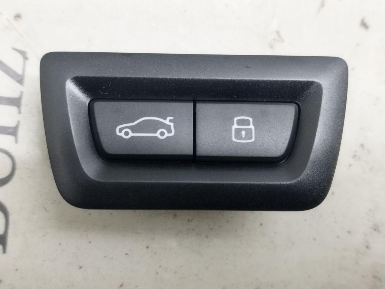 кнопка открытия багажника BMW 2023, 4.4 л., бензин, 416, 5A64C25 - фото №1