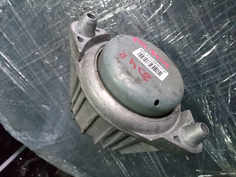 подушка крепления двигателя Mercedes-Benz 2013, 2.1 л., OM 651.913, дизель, АКПП, седан, A2122404217 - фото №1