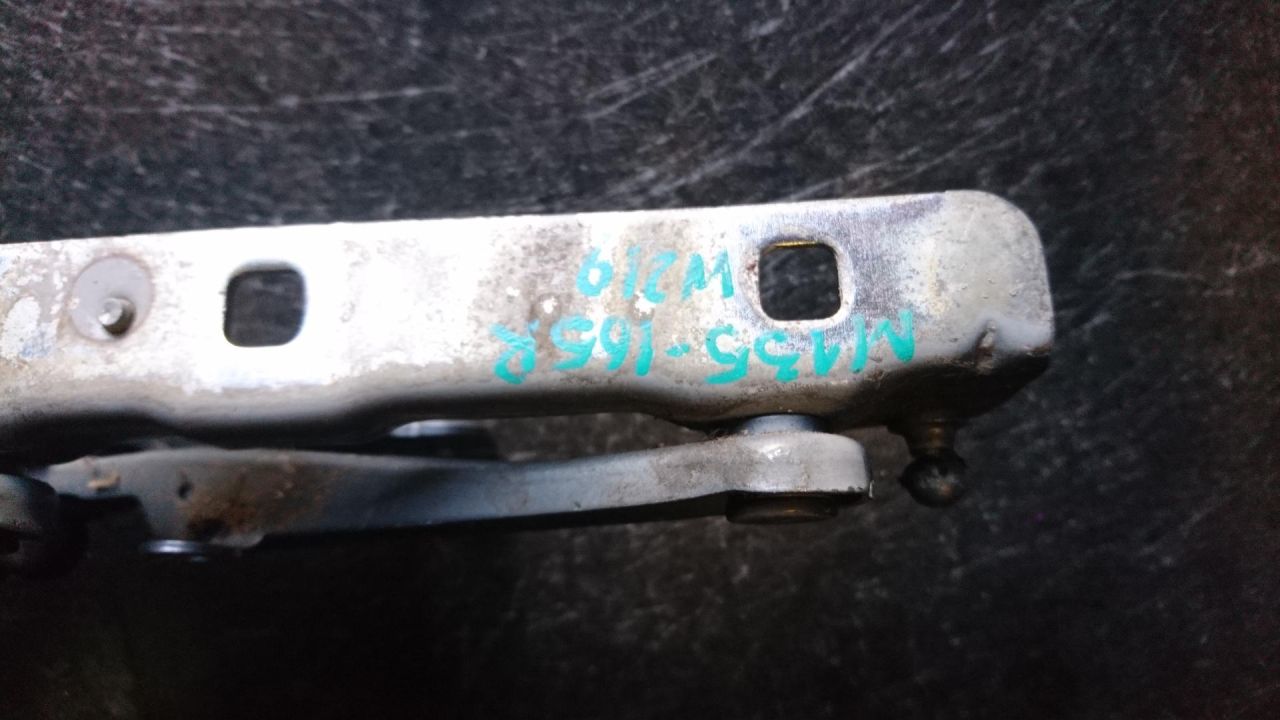 петля капота правая Mercedes-Benz CLS-Класс C219 2007, 3.0 л., OM 642.920, дизель, АКПП, купе, A2118800428 - фото №1