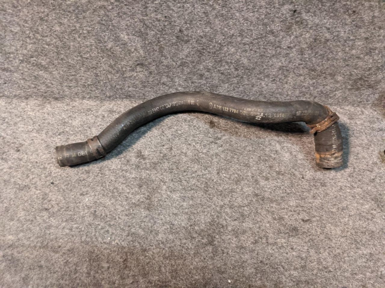 патрубок радиатора Mercedes-Benz CLS-Класс C219 2005, 3.0 л., OM 642.920, дизель, АКПП, черный, купе, 2118327794, A2118327794 - фото №1