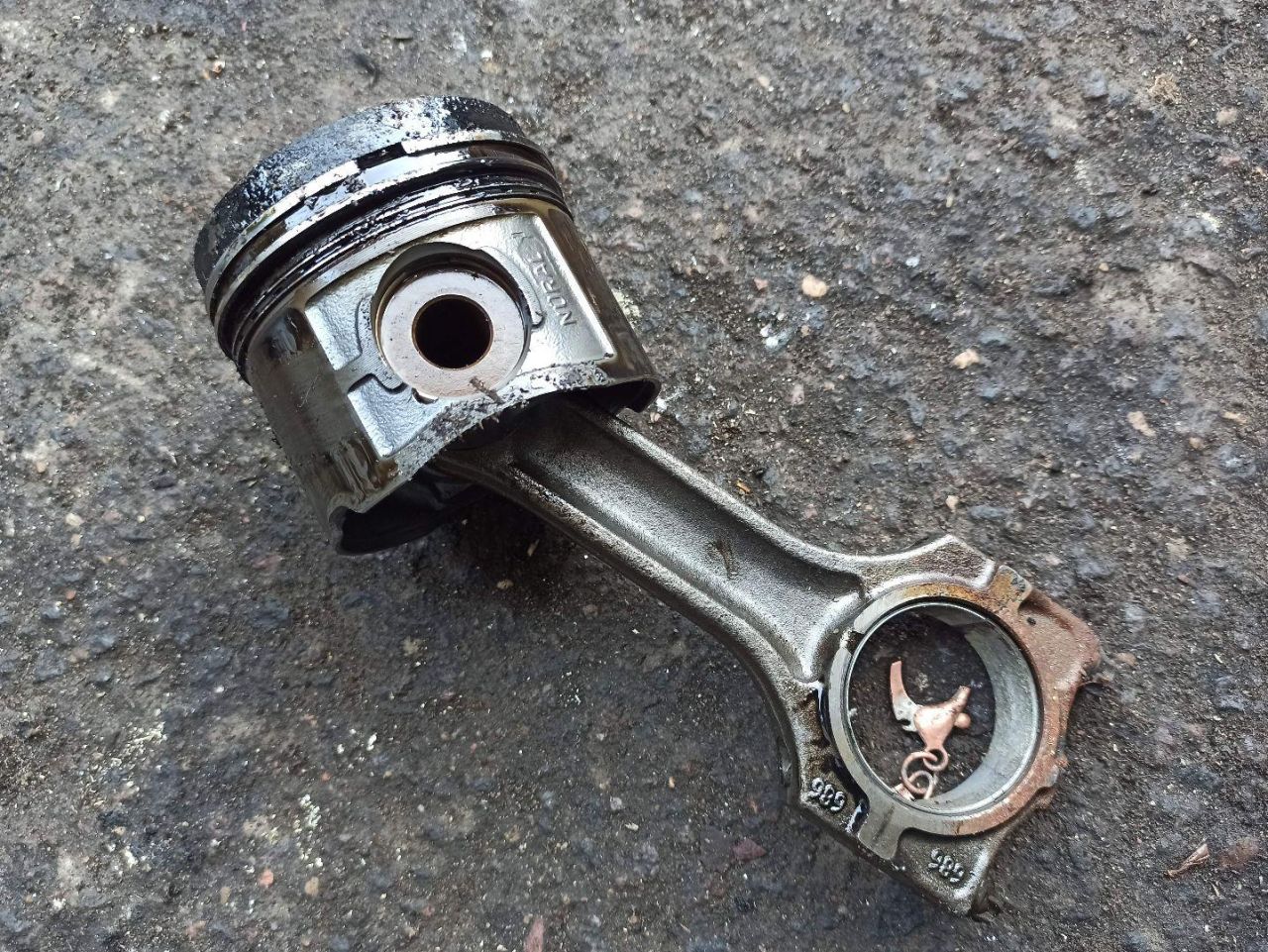 поршень BMW 3 серия E46 2000, 2.0 л., дизель - фото №1