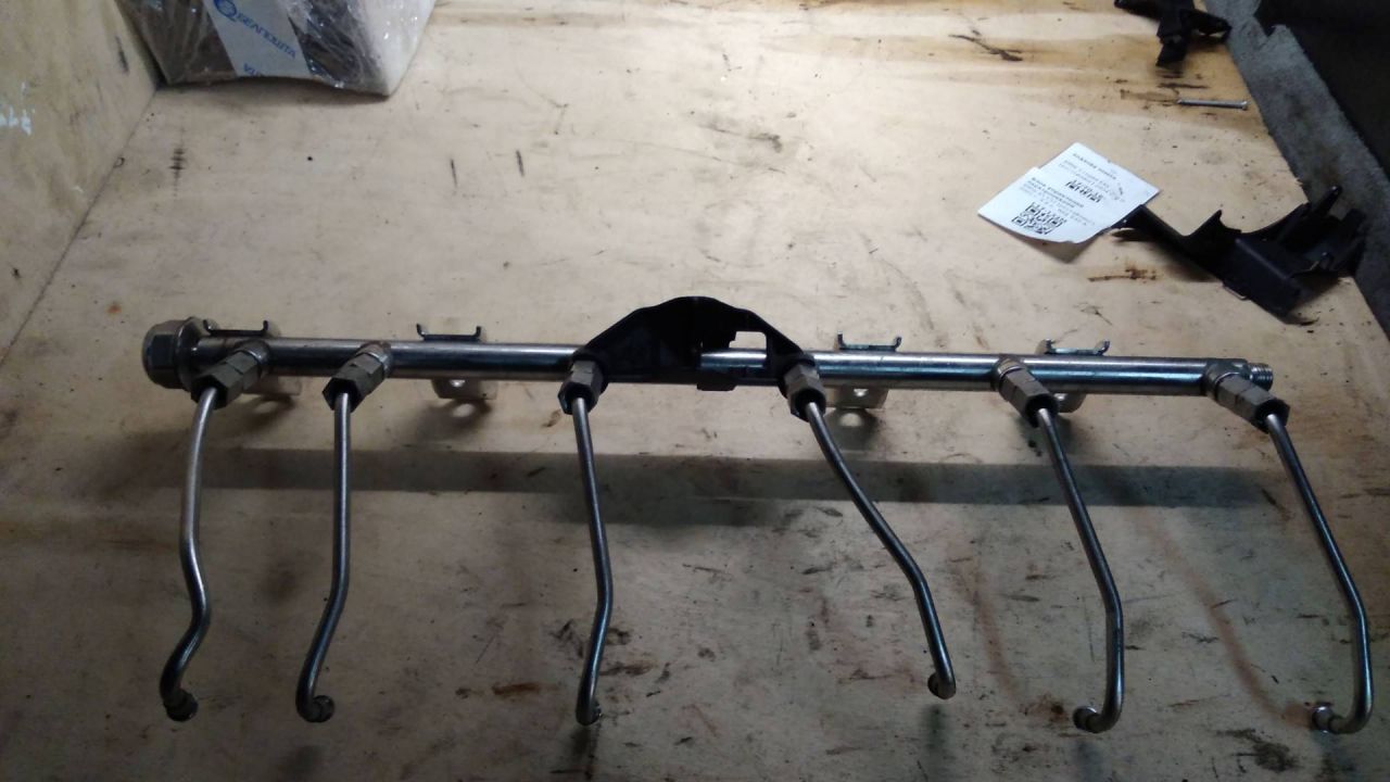 топливная рампа BMW 7 серия F01/F02 2011, 3.0 л., бензин, седан, 7537319 - фото №1