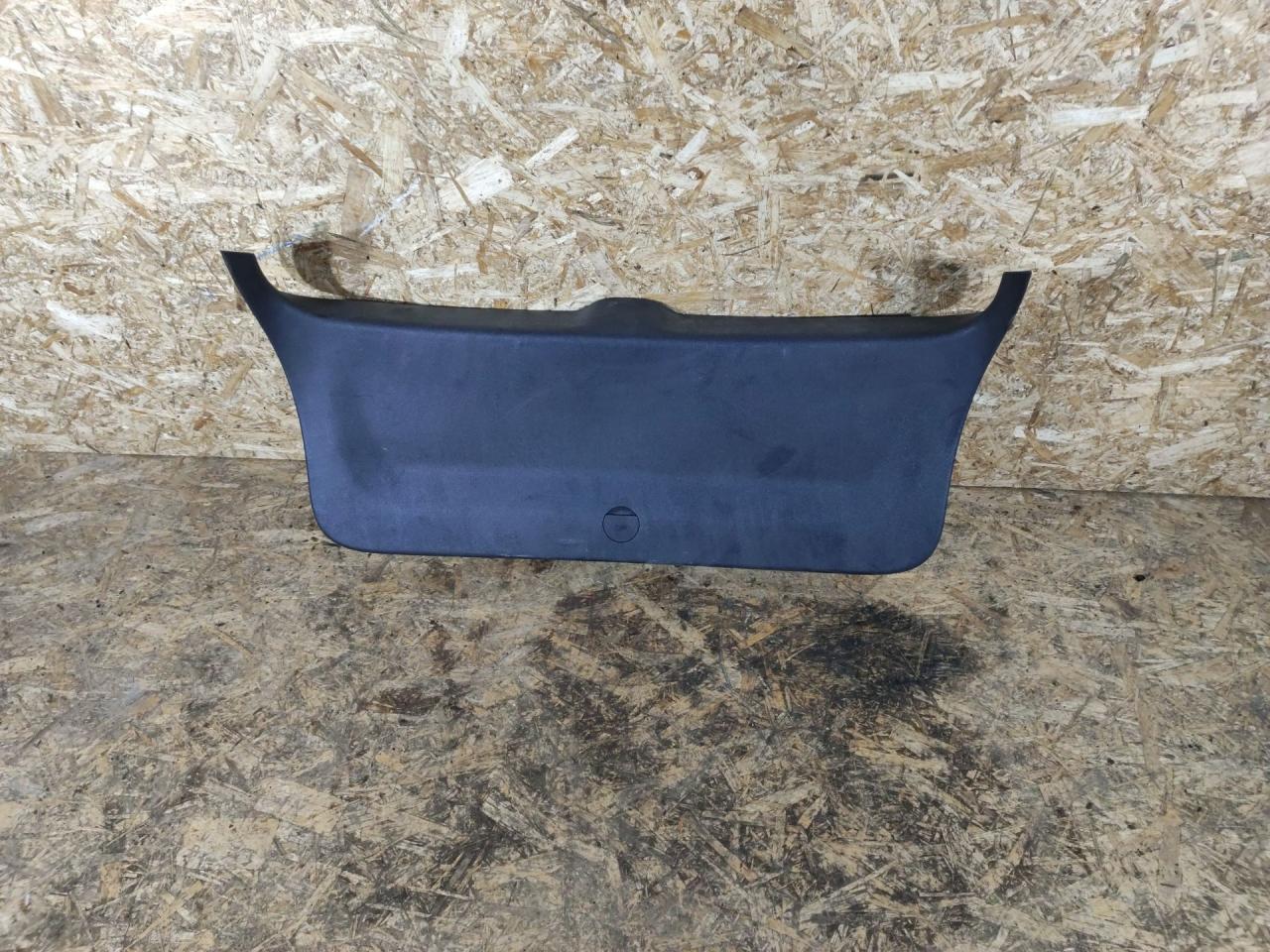 обшивка крышки багажника Volkswagen Golf 6 поколение 2010, 1.6 л., CAYC, дизель, МКПП, универсал, 1K9867605B - фото №1