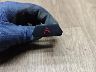 кнопка аварийной сигнализации Lada Vesta 1 поколение 2019, 1.6 л., бензин, МКПП, седан, 8450006940