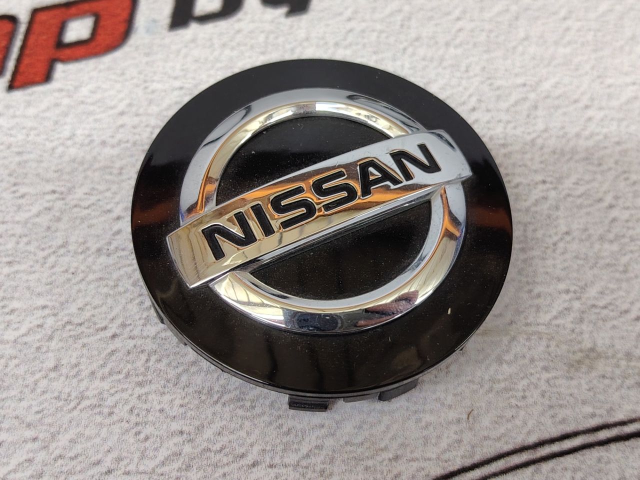 колпачок литого диска Nissan Rogue T33 2022, 2.5 л., бензин, АКПП, белый, передний привод, 403426RA1A - фото №1
