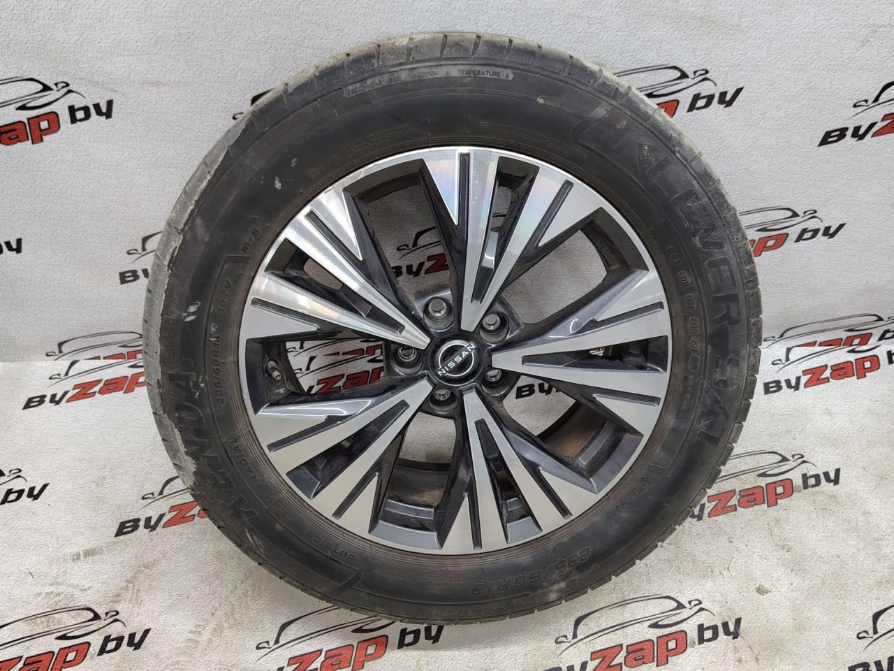 шина Nissan Rogue T33 2022, 1.5 л., бензин, АКПП, черный, внедорожник 5 дв., передний привод - фото №1